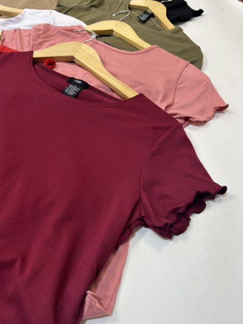 Remera básica entallada de manga corta