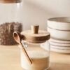 Tarro de vidrio con cuchara y tapa de madera