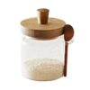 Tarro de vidrio con cuchara y tapa de madera